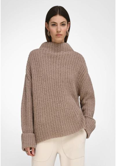вязаный свитер из альпаки
