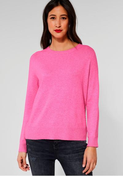 Вязаный свитер однотонного цвета с меланжевым эффектом.