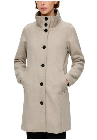 Короткое пальто с изящной вышивкой логотипа