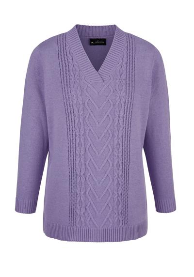 Вязаный пуловер Пуловер с красивым вязаным узором спереди.