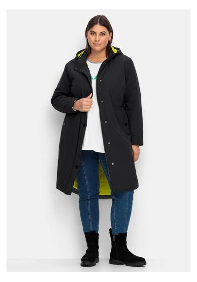 Функциональное пальто большого размера с капюшоном и контрастной подкладкой.