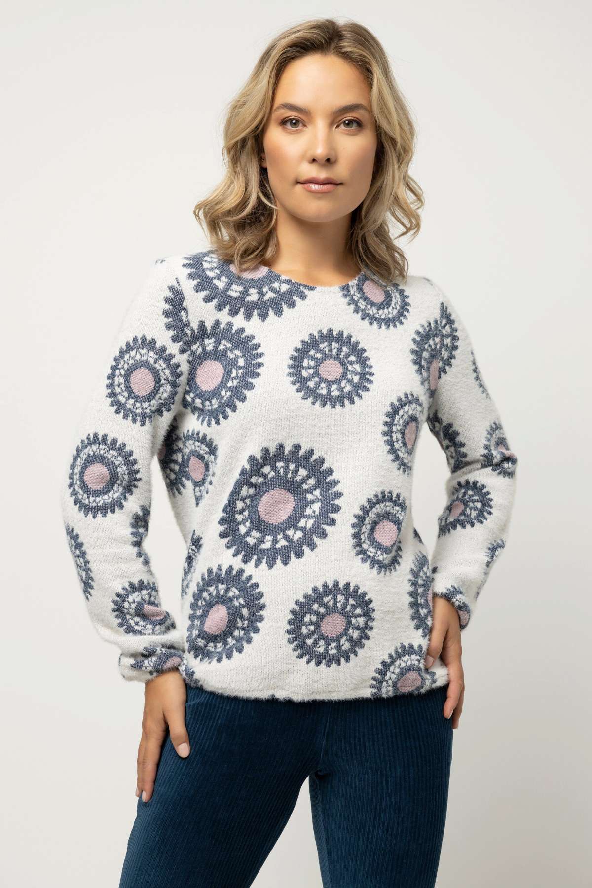 Вязаный свитер пуловер с графическим узором, круглым вырезом и длинными рукавами