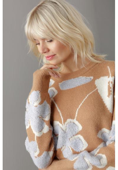 Вязаный свитер с эффектным цветочным узором.