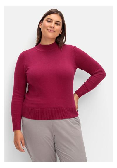 Вязаный свитер больших размеров из тонкой вязки.