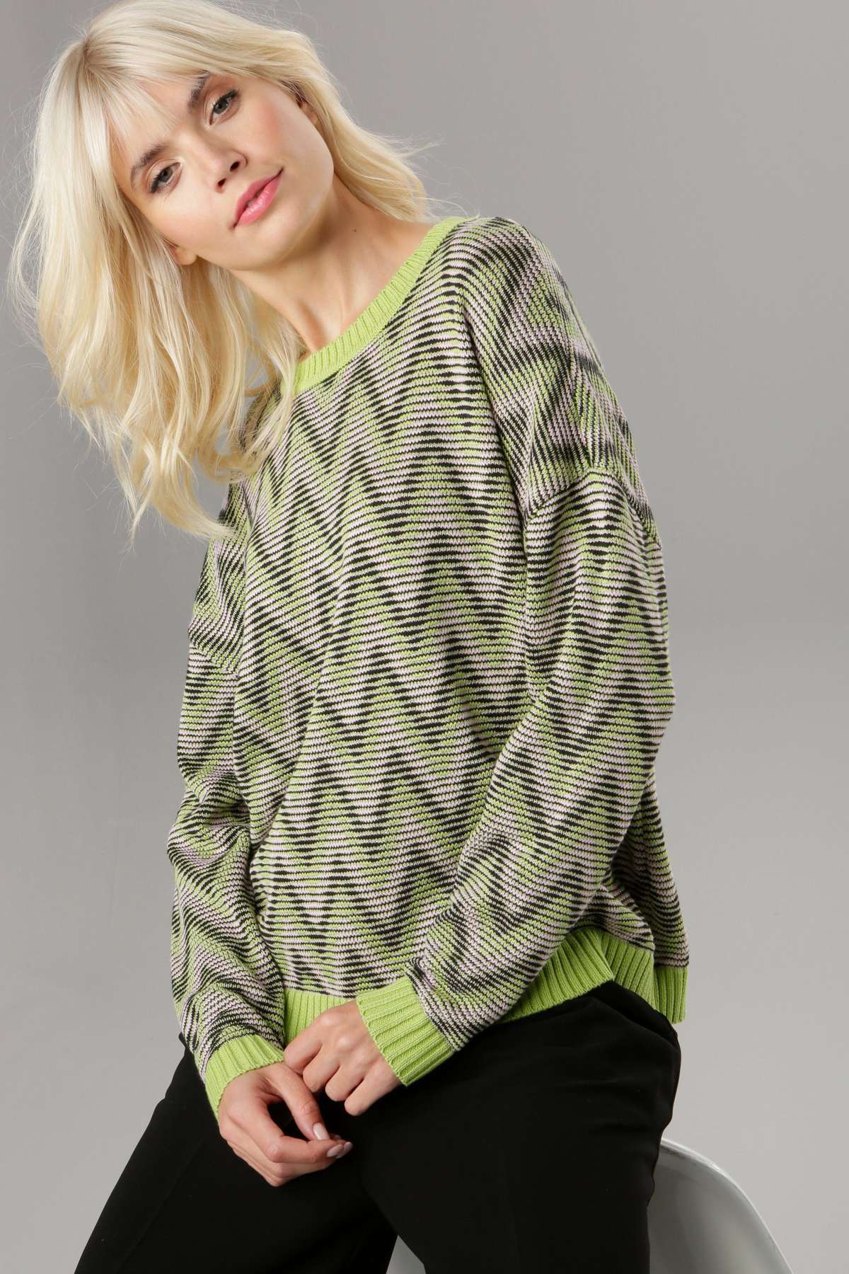 Вязаный свитер с зигзагообразным узором в стиле ретро в свежих тонах.