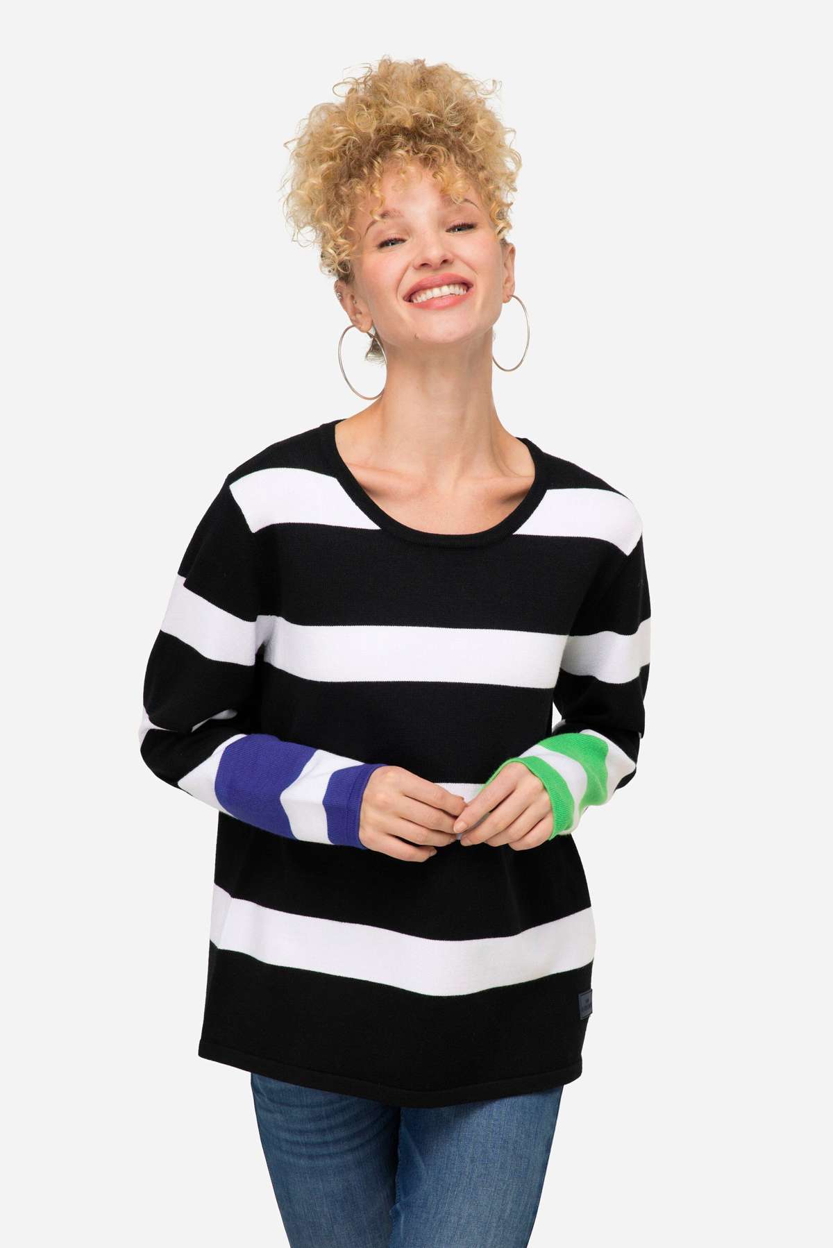 Вязаный свитер-пуловер в полоску с длинным рукавом и цветным акцентом вокруг шеи