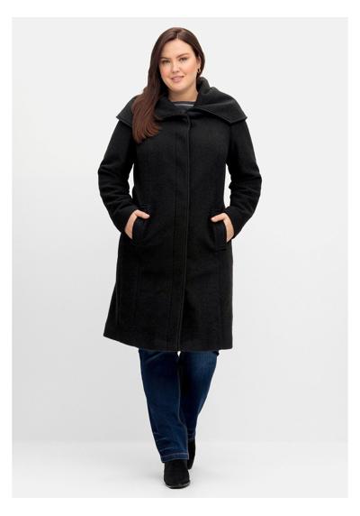 Зимнее пальто больших размеров с большим воротником и содержанием шерсти.
