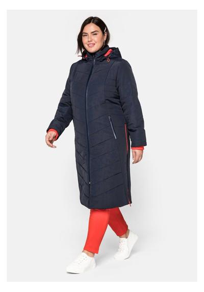 Стеганое пальто больших размеров с капюшоном на молнии и контрастными деталями.