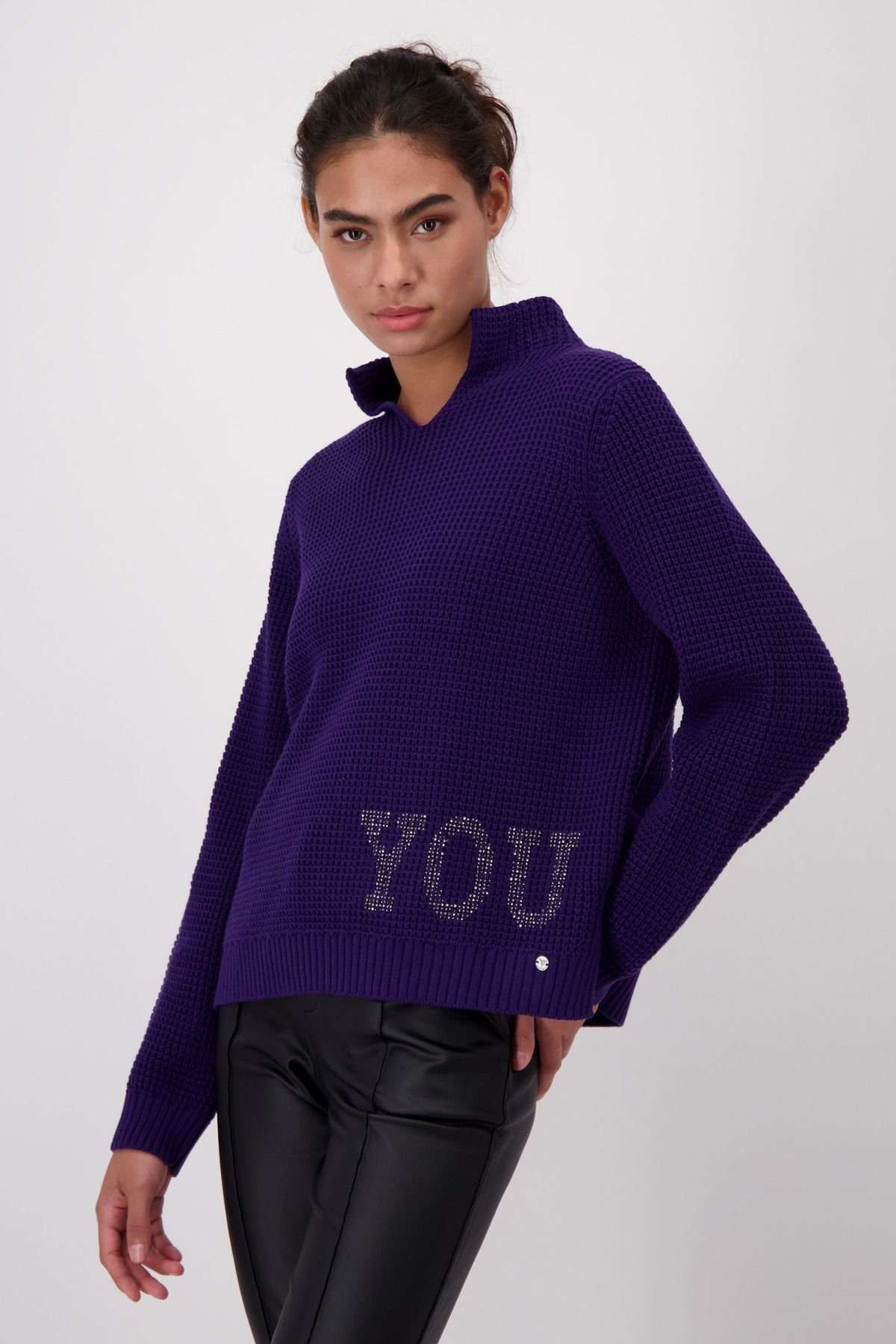 Вязаный свитер с надписью блестками