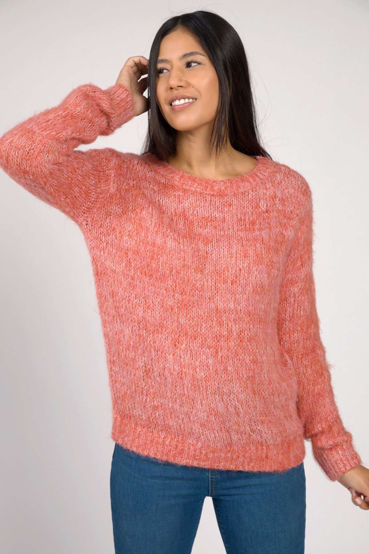 Вязаный свитер-пуловер крупной вязки с круглым вырезом и длинными рукавами