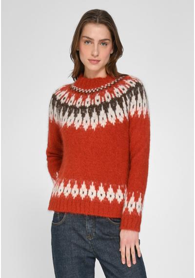 Вязаный свитер из альпаки классического дизайна.