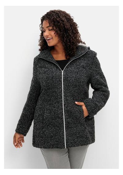 Короткое пальто больших размеров в шерстяном исполнении.