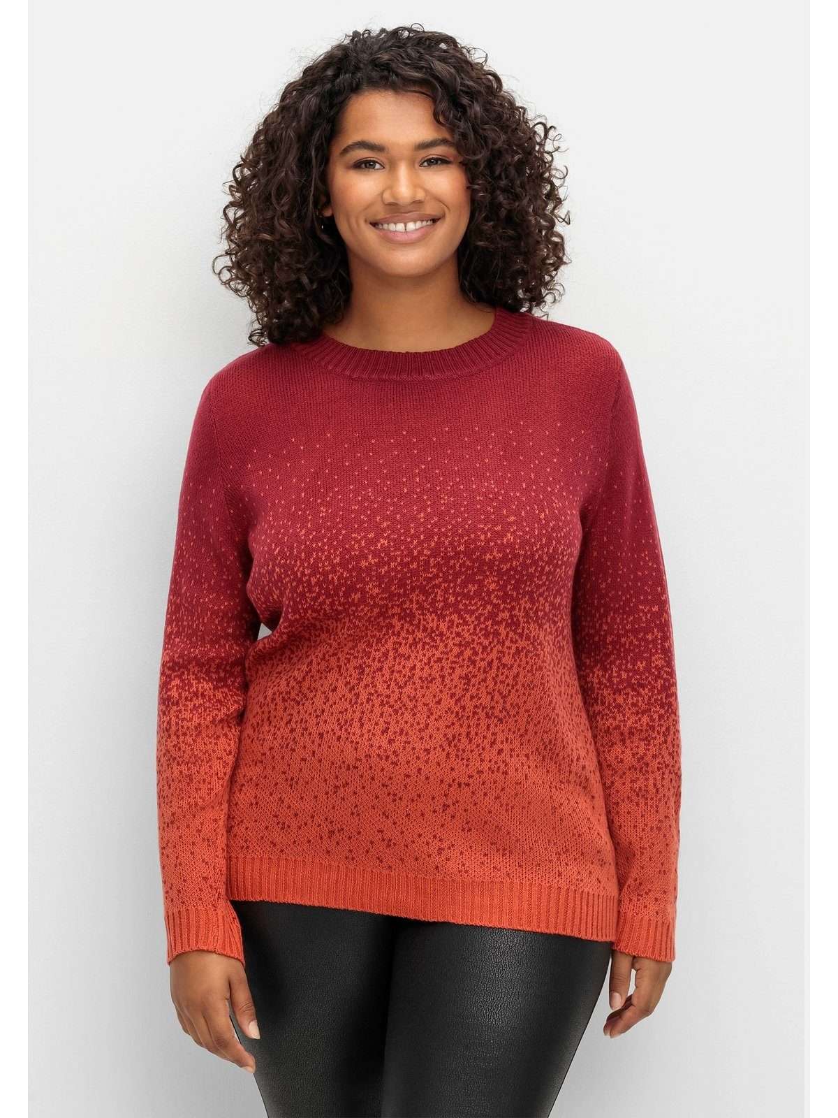 Вязаный свитер больших размеров жаккардовой вязкой.