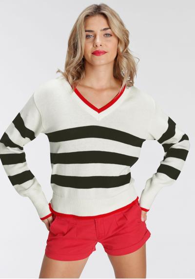 Полосатый свитер с модными рукавами-фонариками.