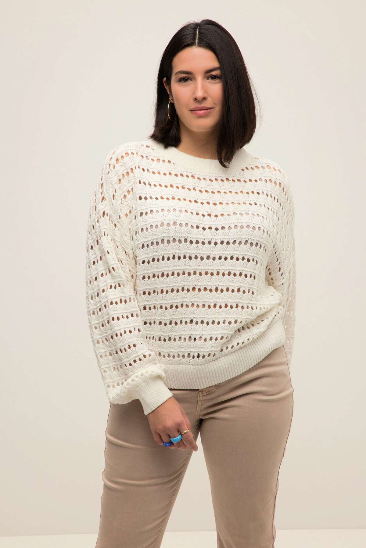 Вязаный свитер пуловер объемной вязки с круглым вырезом и длинными рукавами