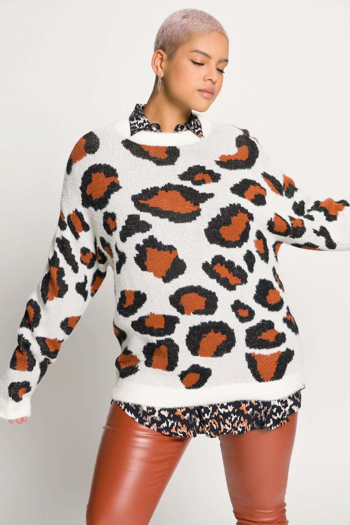 Вязаный свитер пуловер оверсайз цвета Лев с круглым вырезом и длинным рукавом