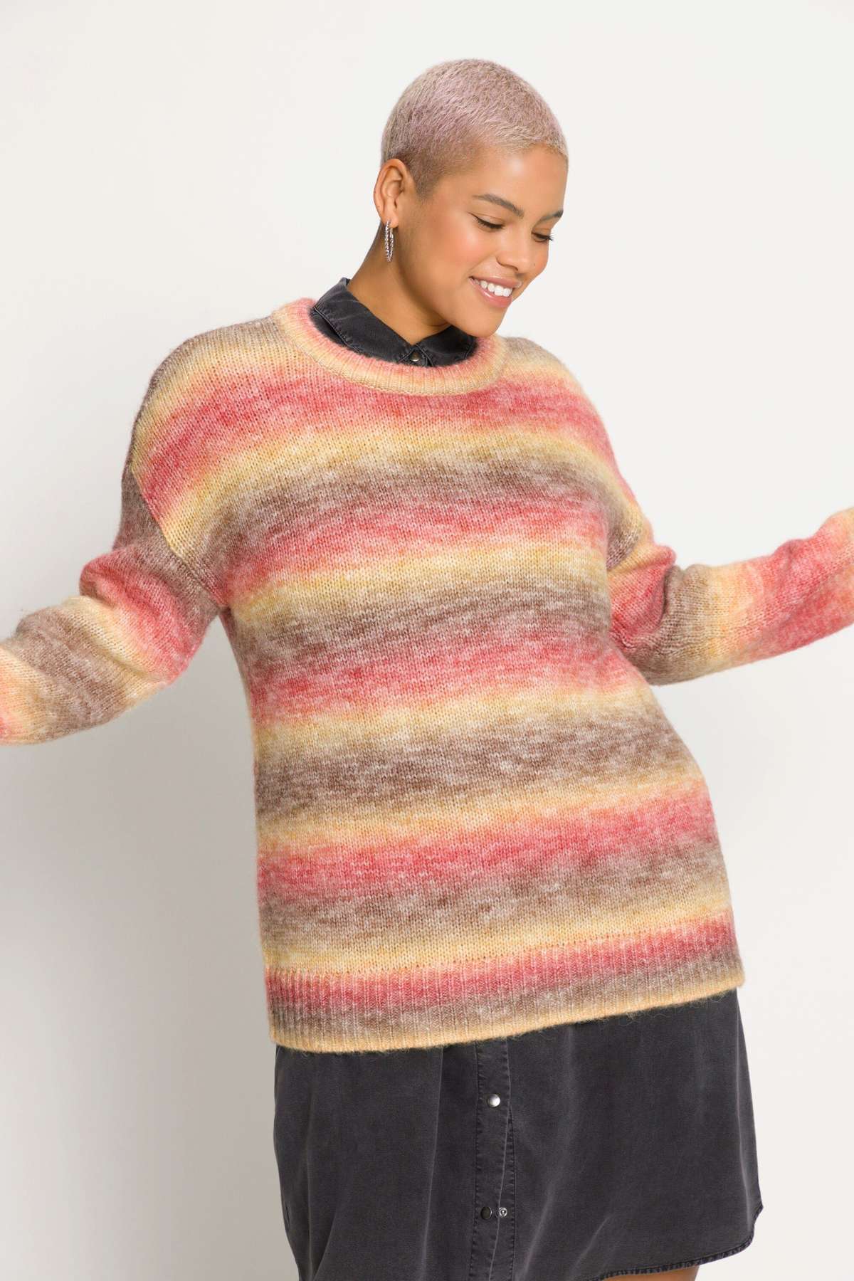 Вязаный свитер-пуловер оверсайз с градиентом, круглым вырезом и длинными рукавами