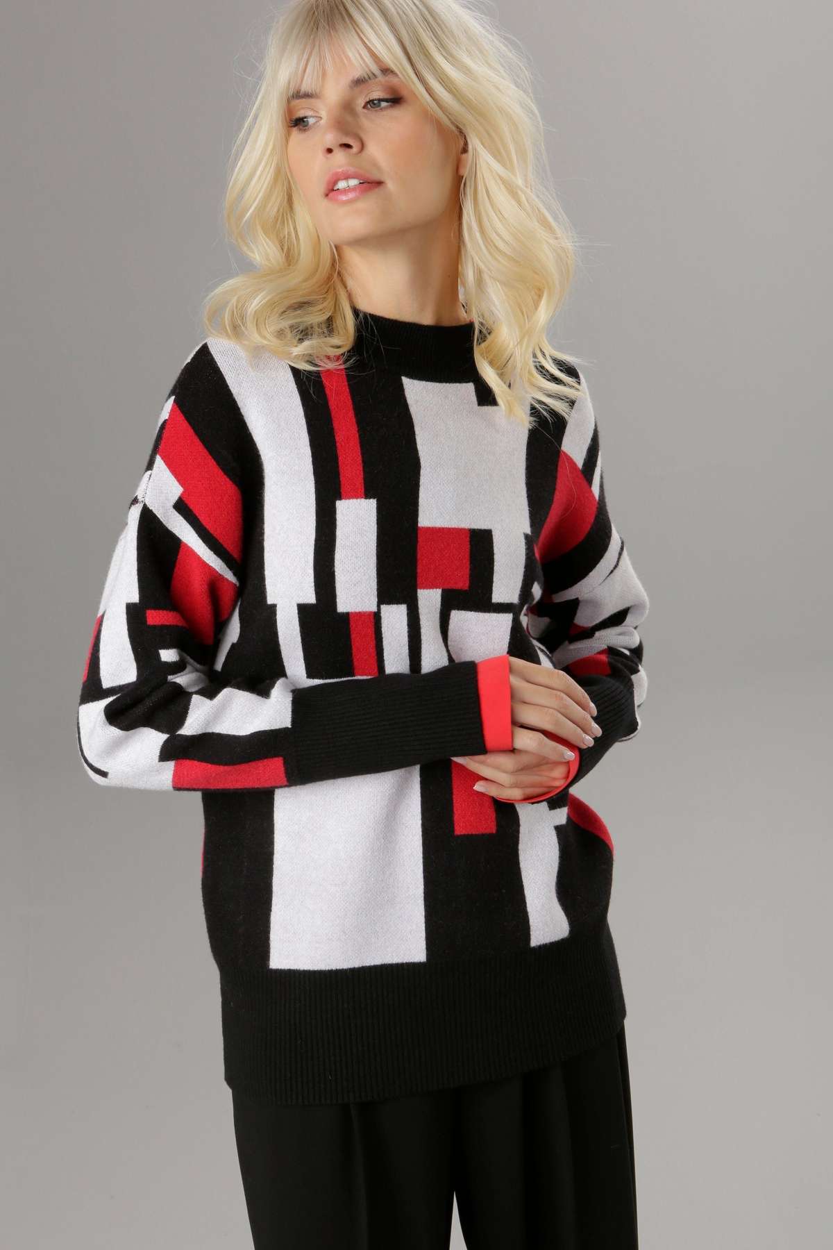 Вязаный свитер с графическим узором и повседневной формой oversize.
