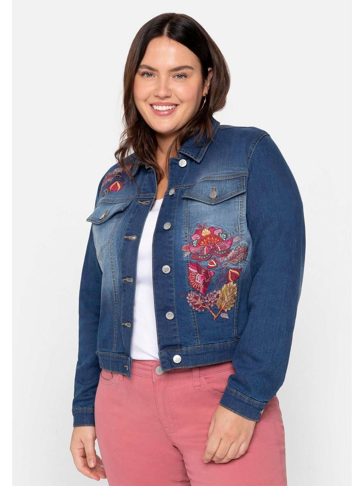 Джинсовая куртка больших размеров с цветочной вышивкой