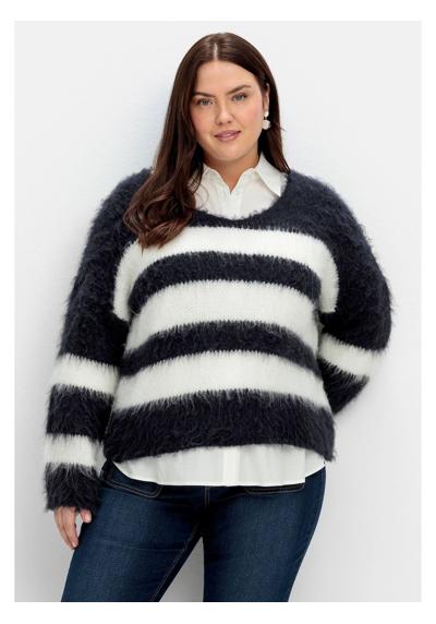Пушистый свитер с V-образным вырезом больших размеров.