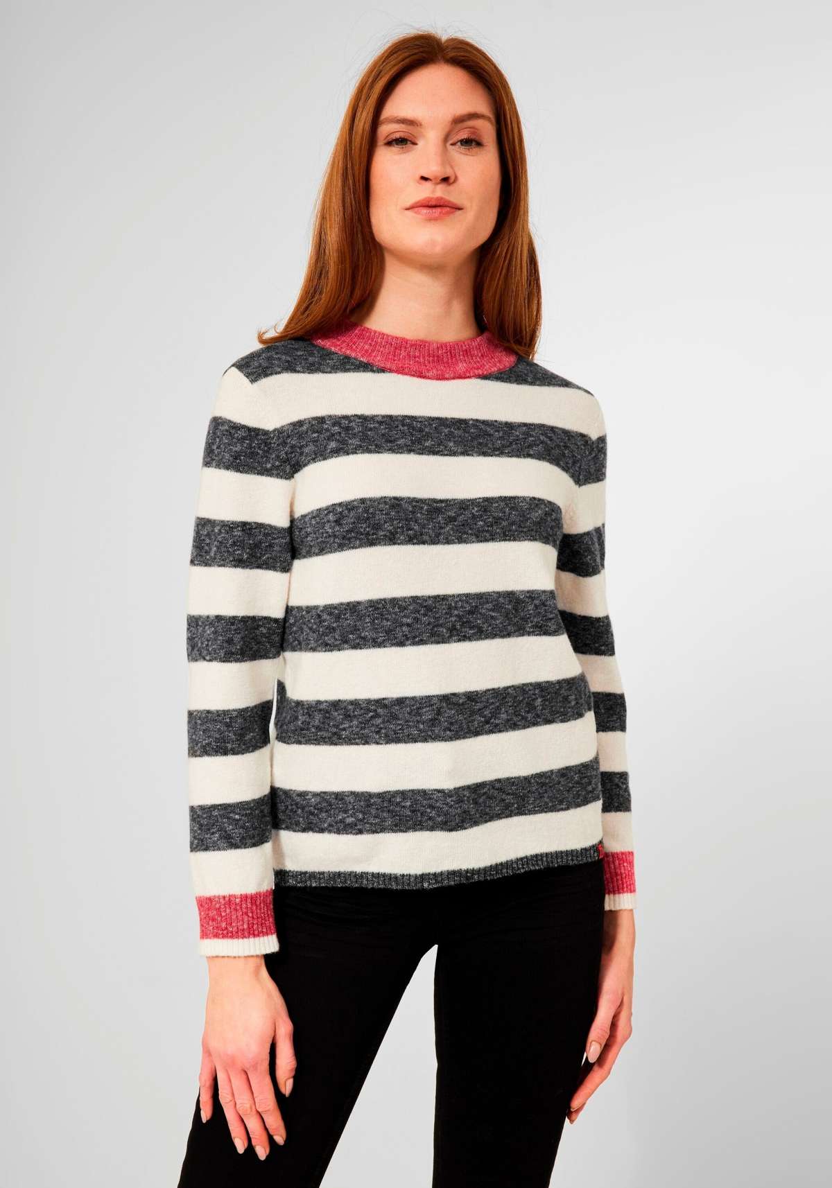 Вязаный свитер с контрастными цветными деталями на горловине и рукавах.