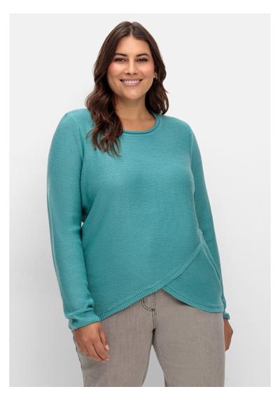 Вязаный свитер больших размеров в многослойном виде.