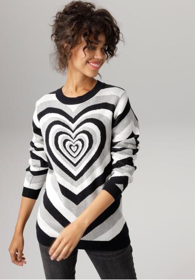 Вязаный свитер гармоничным узором «сердце в сердце».