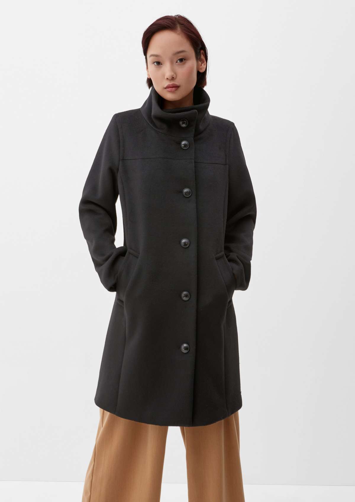 Функциональное пальто из смесовой шерсти в классическом стиле.