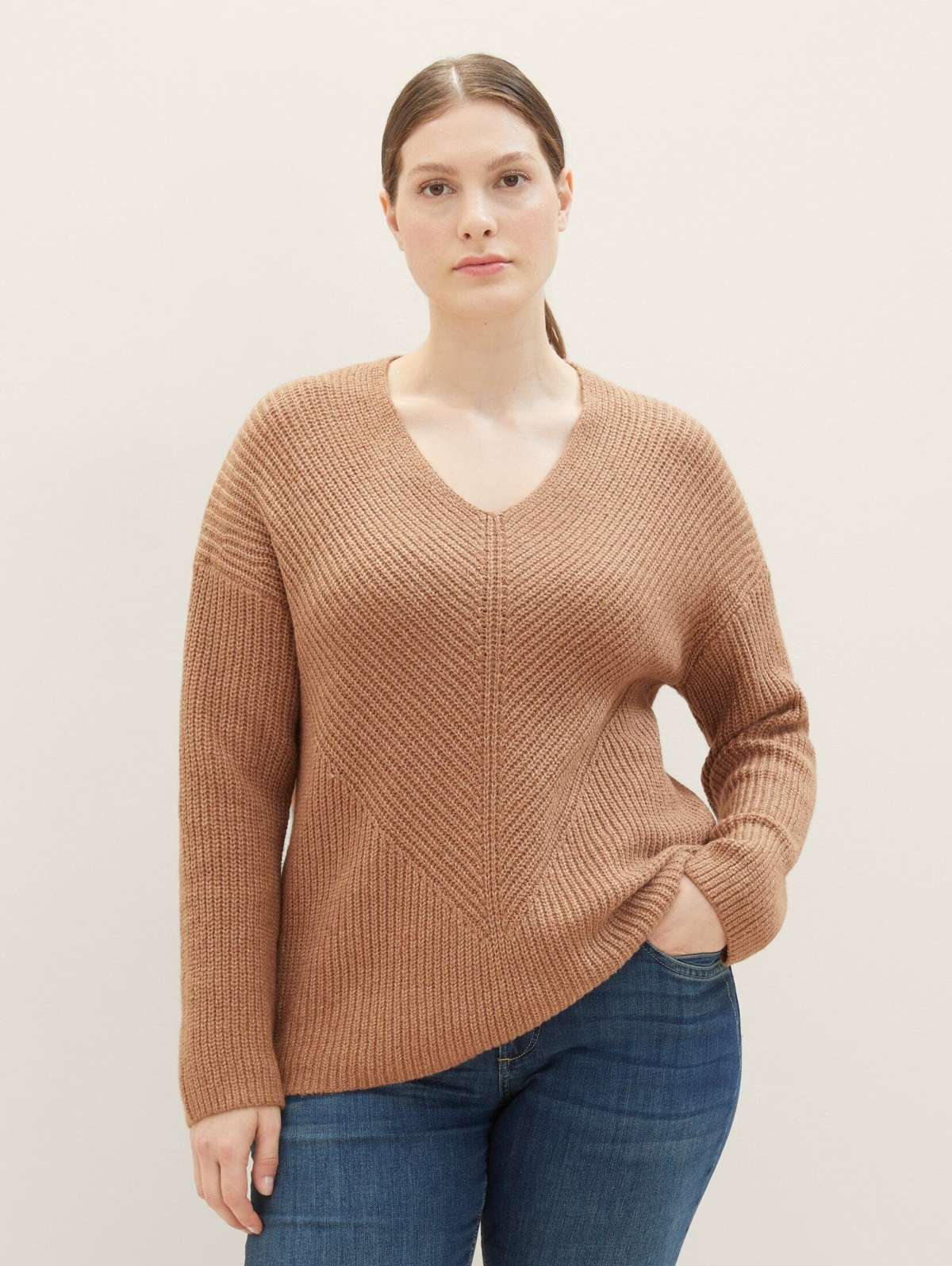 Knitted Sweater Plus - вязаный свитер с V-образным вырезом