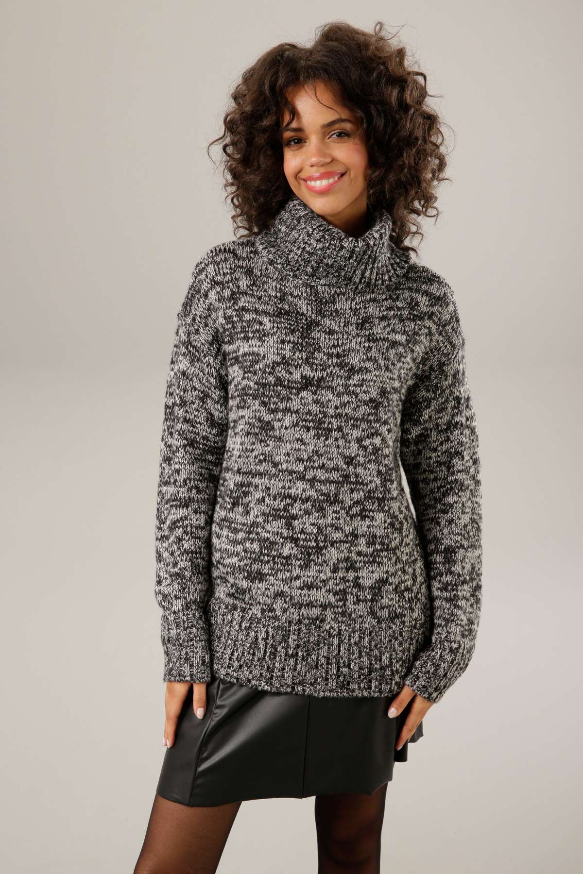 Вязаный свитер из модной меланжевой пряжи.