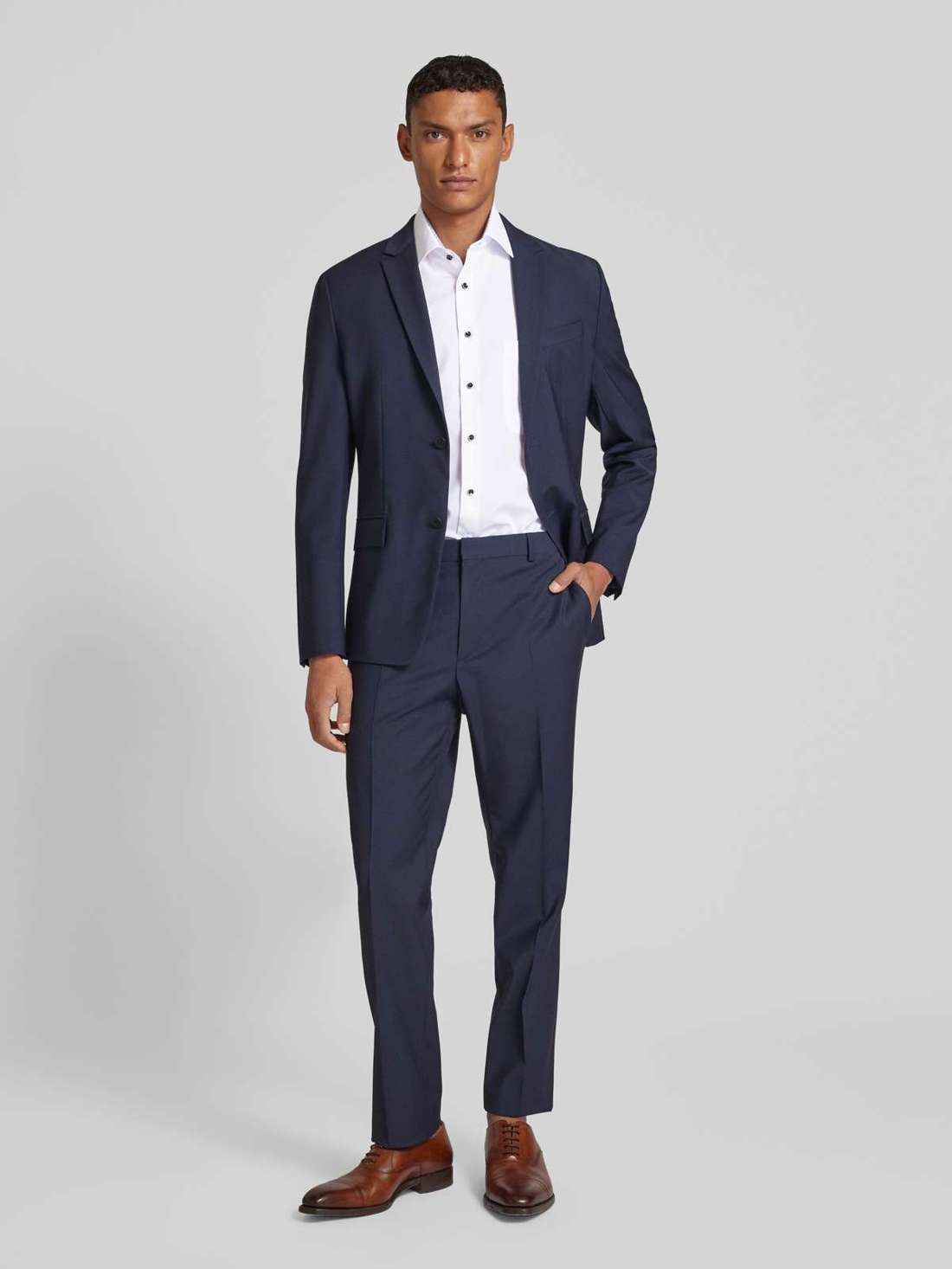 Деловая рубашка комфортного кроя с нагрудным карманом