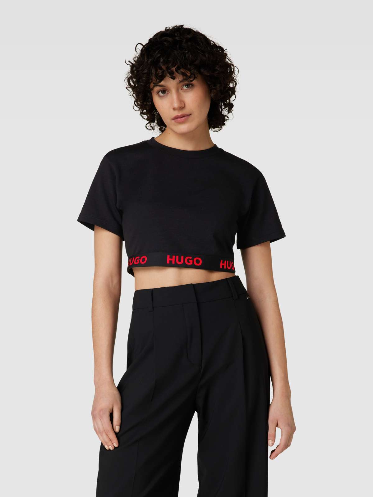 Cropped T-Shit mit Label-Saum