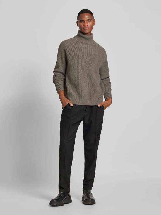 темно-серый