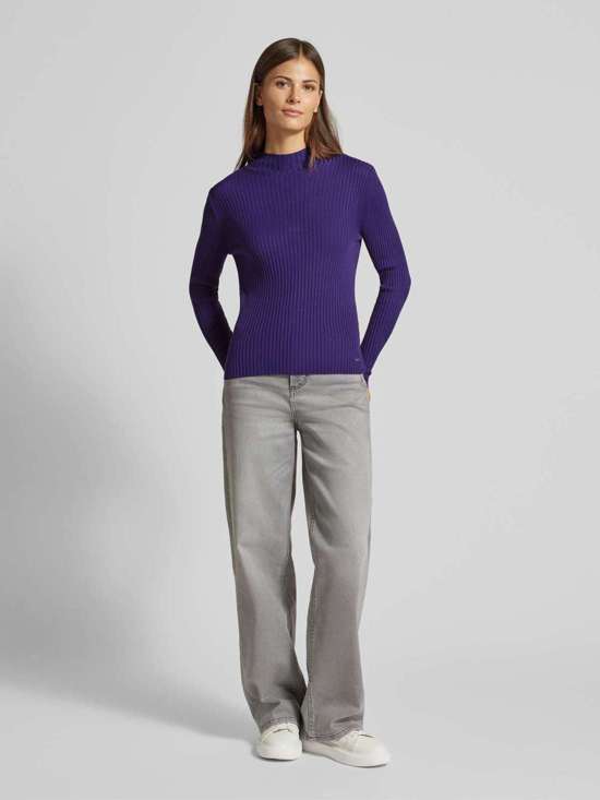 Вязаный свитер с вырезом лодочкой