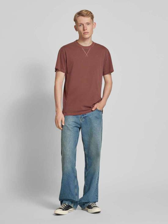 красный ржавый 