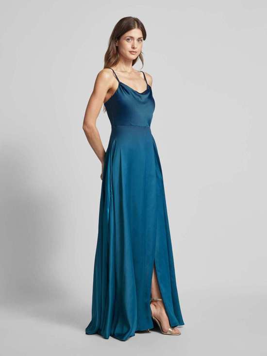 Вечернее платье с воротником-хомутом