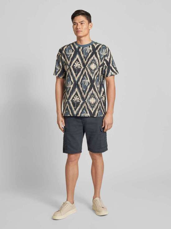 темно-серый