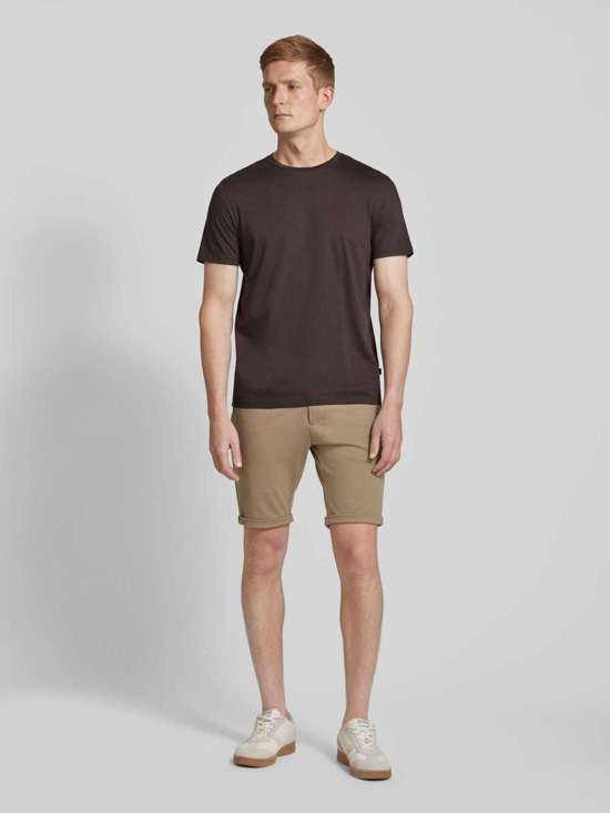 темно-коричневый