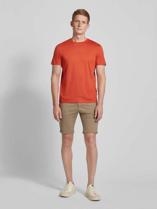 красный ржавый 