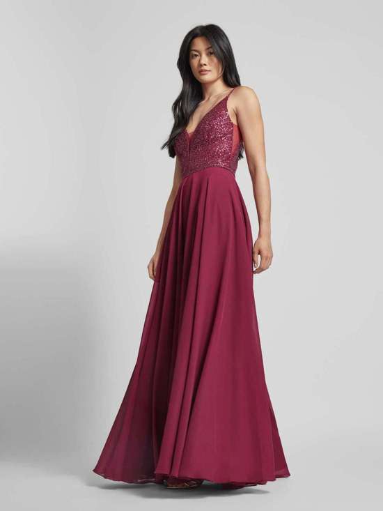 Вечернее платье с отделкой пайетками