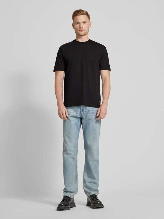 футболка с круглым вырезом