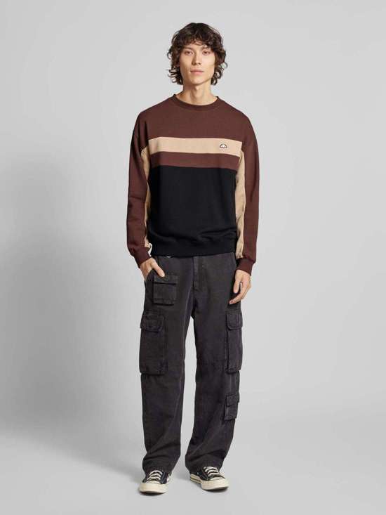 темно-коричневый