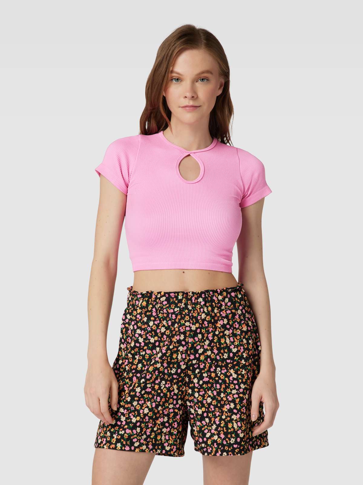 Crop T-Shirt mit Cut Out