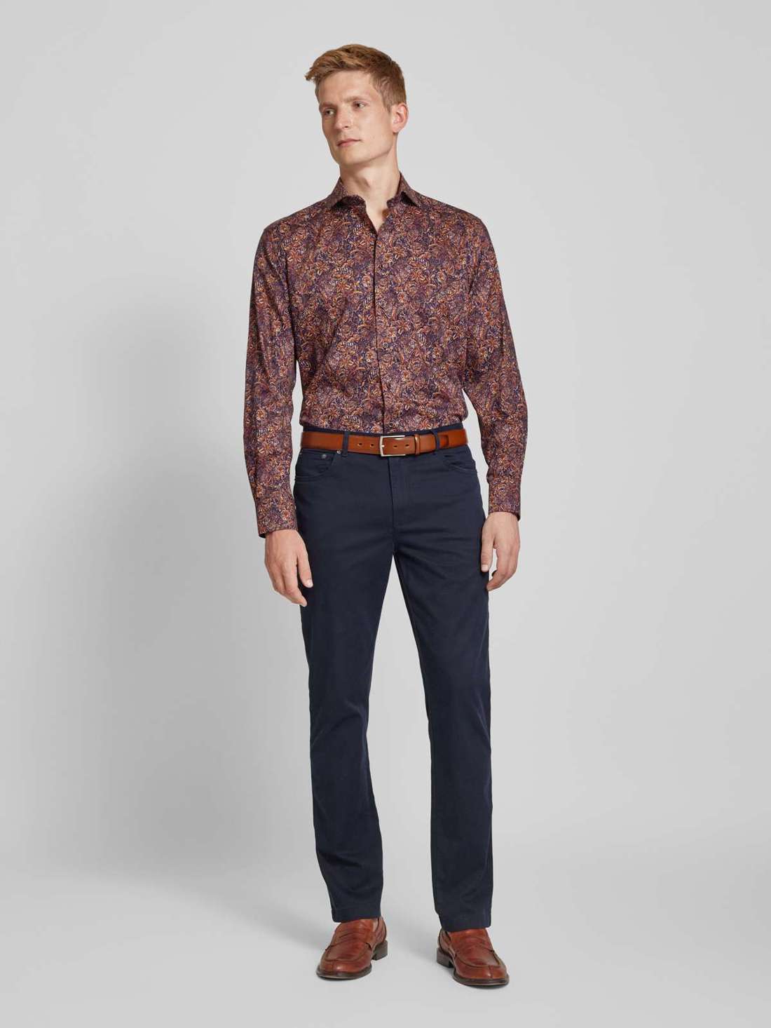 Деловая рубашка комфортного кроя с воротником акулы