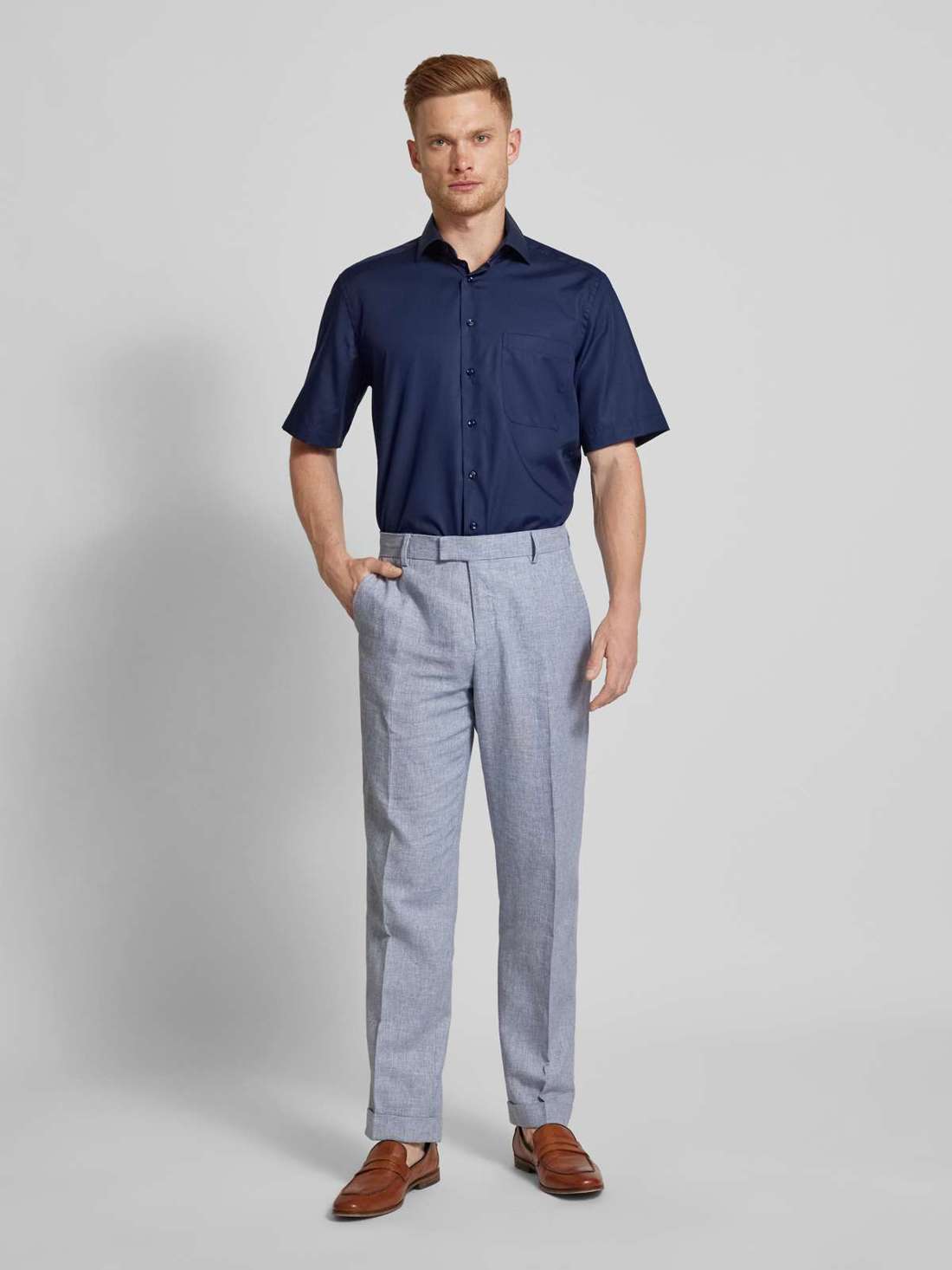 Деловая рубашка комфортного кроя с нагрудным карманом