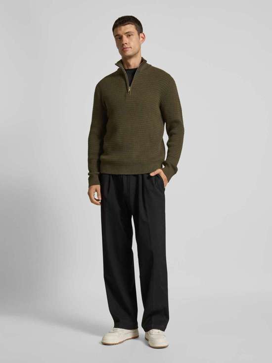 темно-зеленый