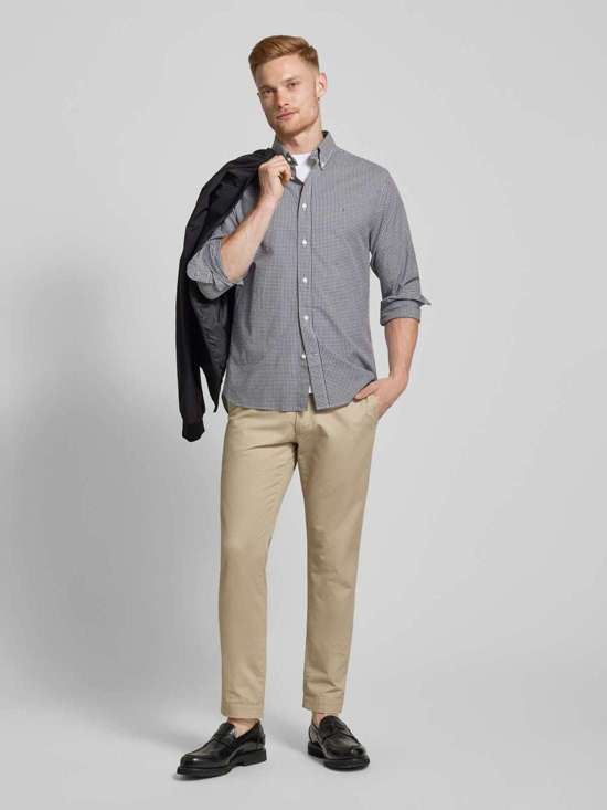 Повседневная рубашка стандартного кроя с воротником на пуговицах