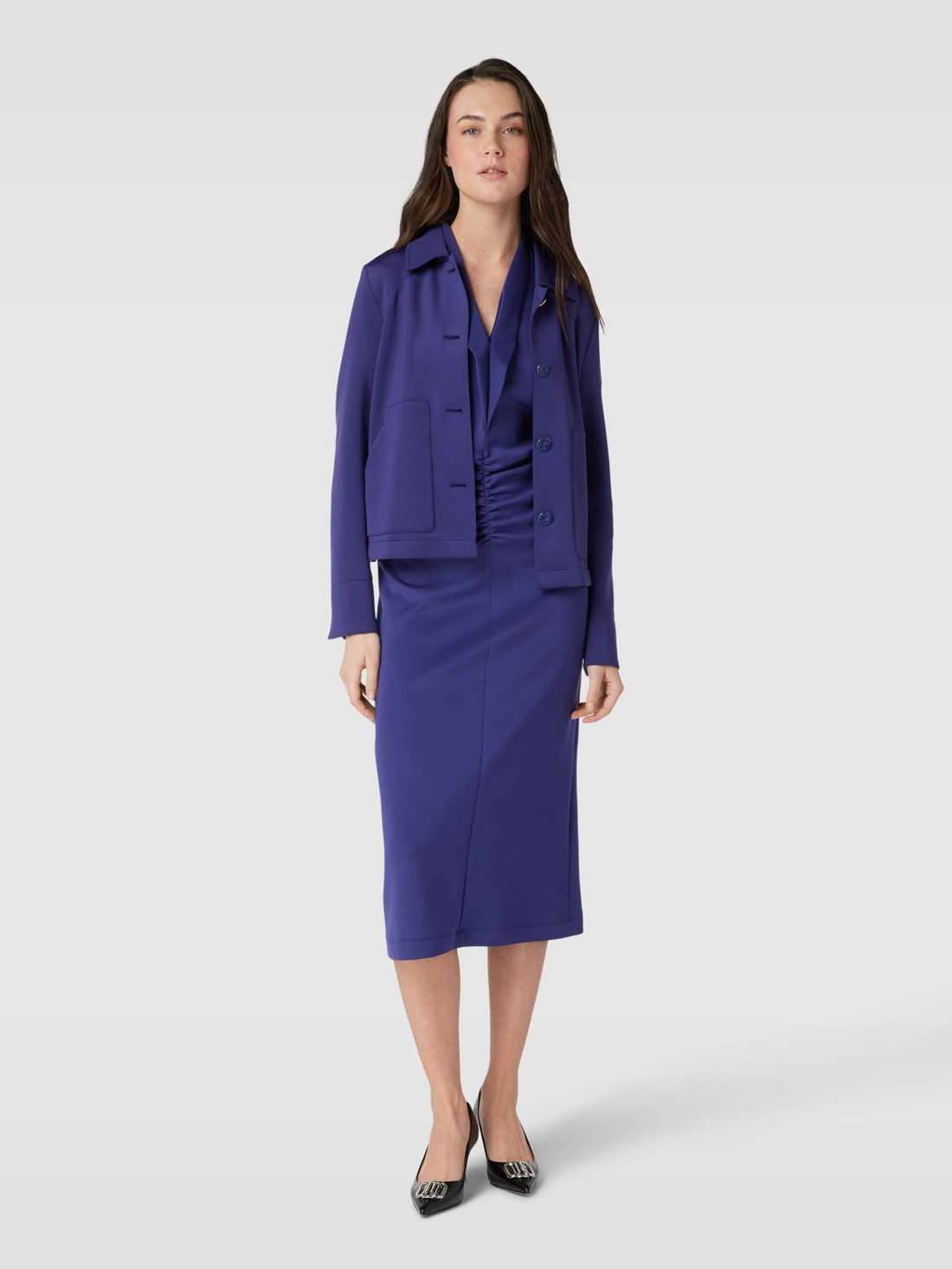 платье миди с V-образным вырезом