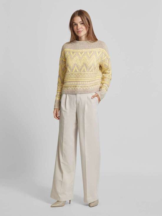 Вязаный свитер со структурным узором