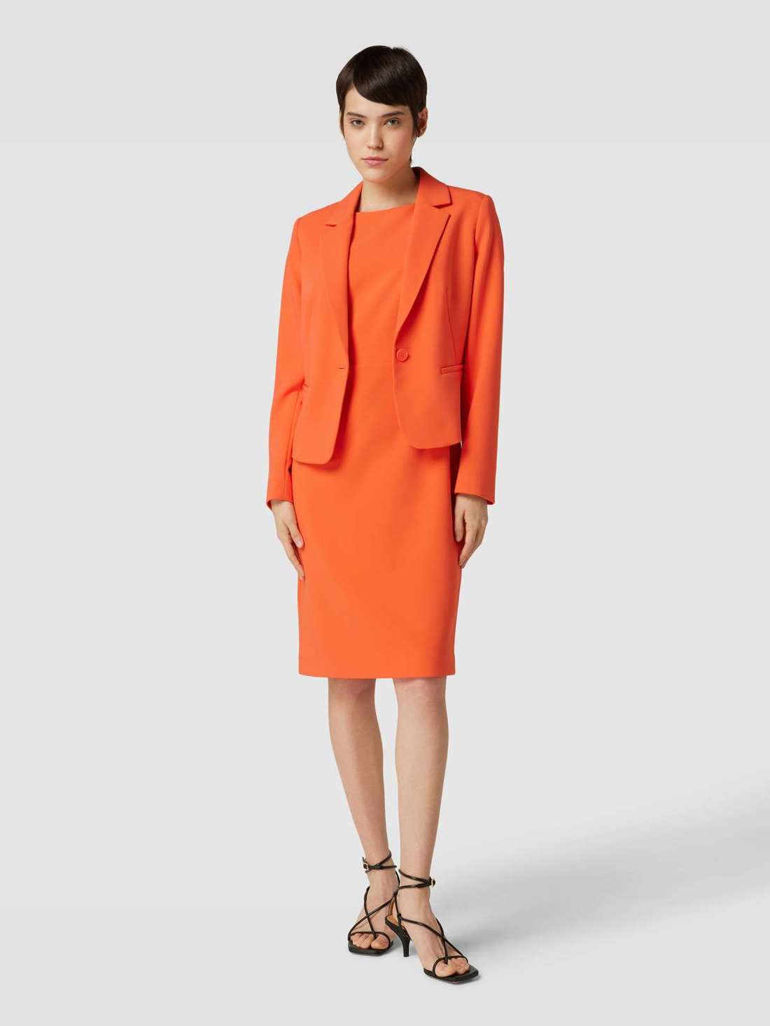 Платье-футляр длиной до колена с круглым вырезом